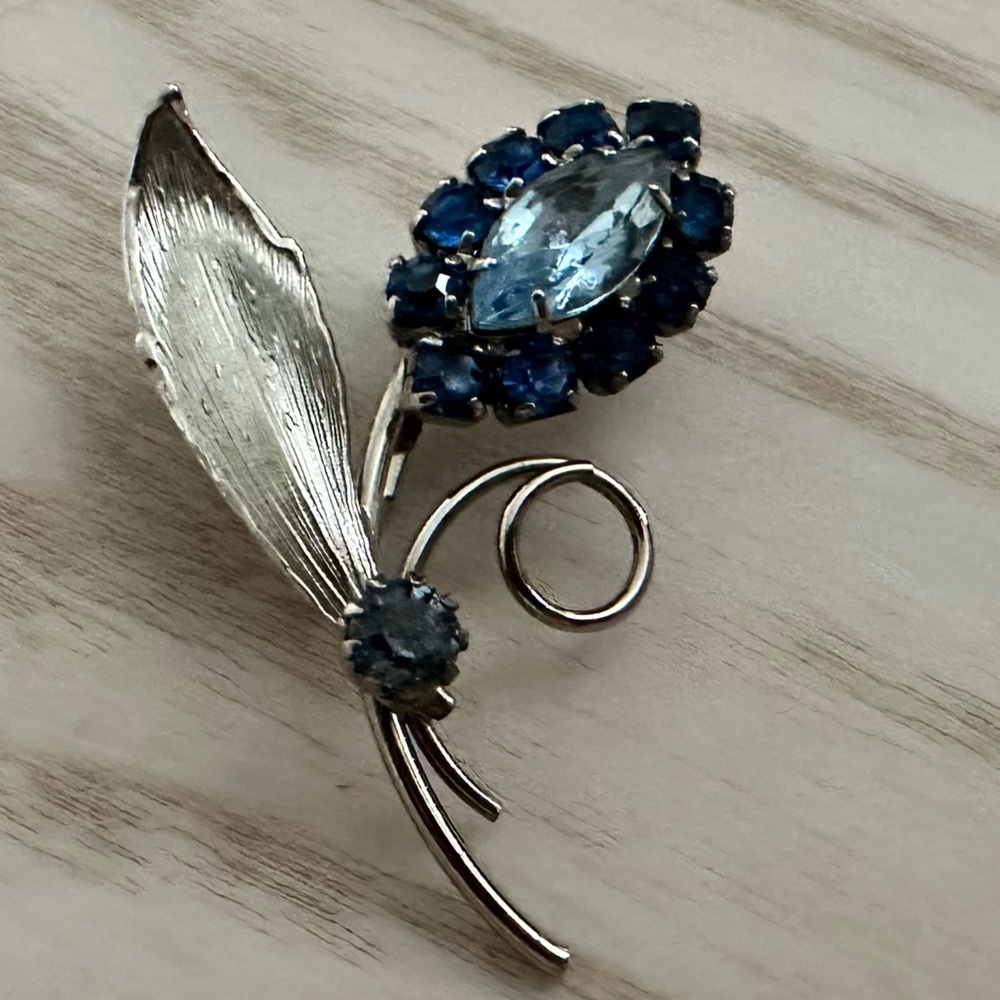 Antique flower with leaf brooch